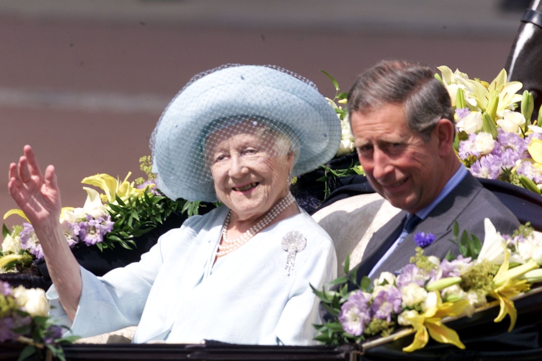 Η Βασιλομήτωρ Ελισάβετ και ο τότε πρίγκιπας Κάρολος (Πηγή: EPA PHOTO/GERRY PENNY)