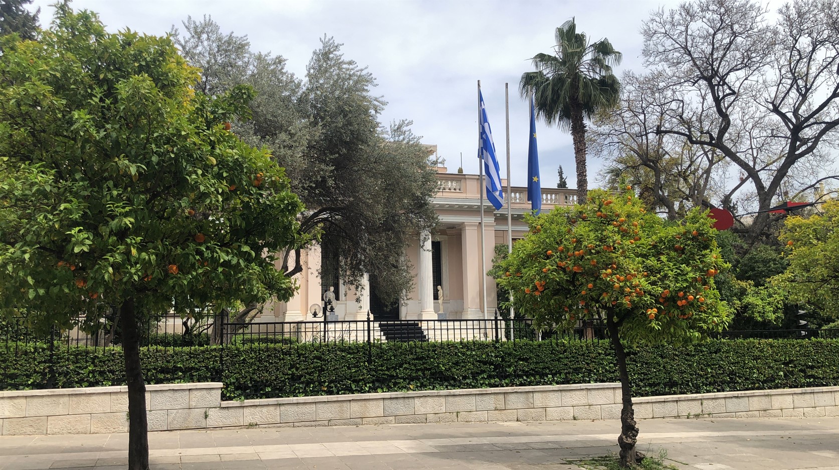 Μεγάλη Παρασκευή, 30 Απριλίου 2021 - Πανδημία COVID-19. Οι Έλληνες φυλακισμένοι μέσα στα σπίτια τους, δεν επιτρέπεται ούτε περιφορά του Επιταφίου να κάνουν. Η κυβέρνηση Μητσοτάκη «παραλείπει» να επαίρει την ελληνική σημαία μεσίστια. Γι' αυτήν είναι απλά... Παρασκευή. Το ίδιο συμβαίνει και στο Μέγαρο του Υπουργείου Εξωτερικών, του «υπερπατριώτη» Νίκου Δένδια.