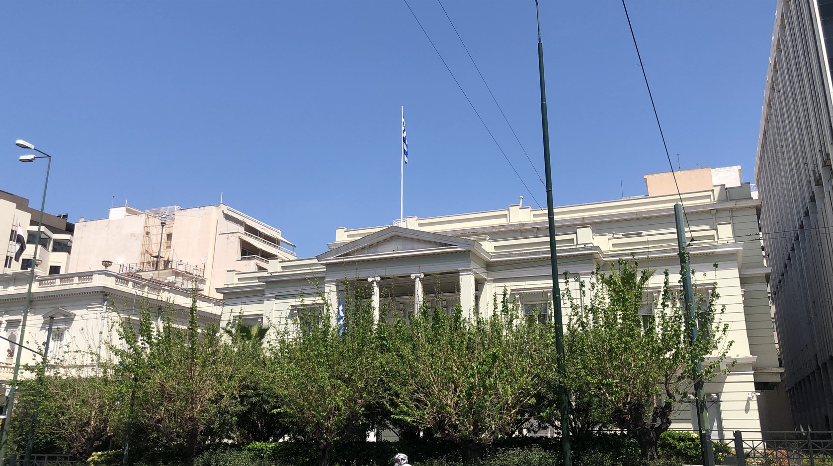 Μεγάλη Παρασκευή, 30 Απριλίου 2021 - Πανδημία COVID-19. Οι Έλληνες φυλακισμένοι μέσα στα σπίτια τους, δεν επιτρέπεται ούτε περιφορά του Επιταφίου να κάνουν. Η κυβέρνηση Μητσοτάκη «παραλείπει» να επαίρει την ελληνική σημαία μεσίστια. Γι' αυτήν είναι απλά... Παρασκευή. Το ίδιο συμβαίνει και στο Μέγαρο του Υπουργείου Εξωτερικών, του «υπερπατριώτη» Νίκου Δένδια.
